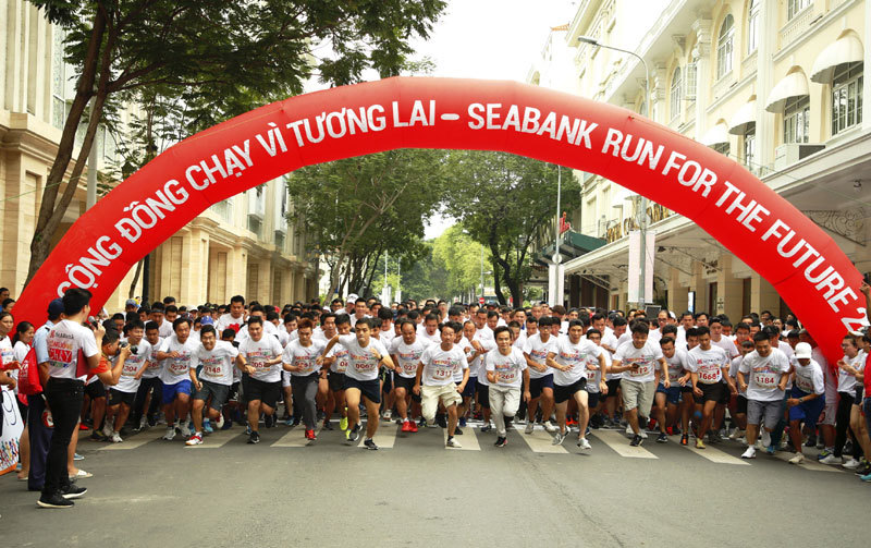 Hơn 1.700 người chạy gây quỹ học bổng cho trẻ em nghèo tại thành phố Hồ Chí Minh - Ảnh 2