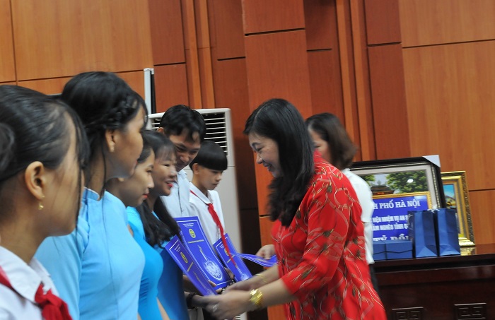 Đoàn công tác TP Hà Nội thăm hỏi gia đình chính sách, tặng quà tại tỉnh Quảng Nam - Ảnh 6