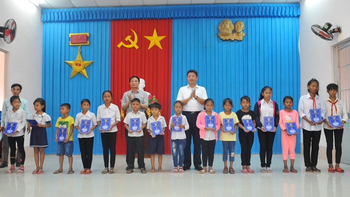 Đoàn công tác của Ban Thường vụ Thành ủy Hà Nội thăm hỏi, tặng quà tại tỉnh Trà Vinh - Ảnh 4
