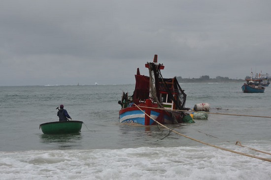 Quảng Ngãi: Tàu cá bị sét đánh, 8 ngư dân may mắn thoát chết - Ảnh 1