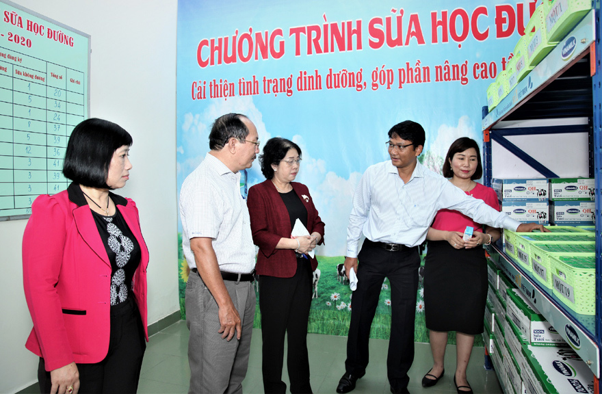 TP Hồ Chí Minh: Hơn 300.000 học sinh ở 10 quận, huyện được uống sữa học đường - Ảnh 2