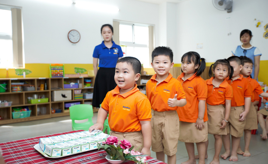 TP Hồ Chí Minh: Hơn 300.000 học sinh ở 10 quận, huyện được uống sữa học đường - Ảnh 3