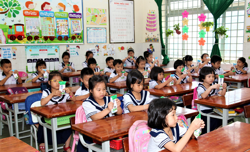 TP Hồ Chí Minh: Hơn 300.000 học sinh ở 10 quận, huyện được uống sữa học đường - Ảnh 4