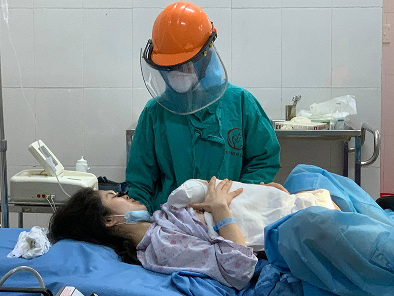 Thêm một bé trai chào đời trong phòng cách ly phòng dịch Covid-19 tại Quảng Ninh - Ảnh 1