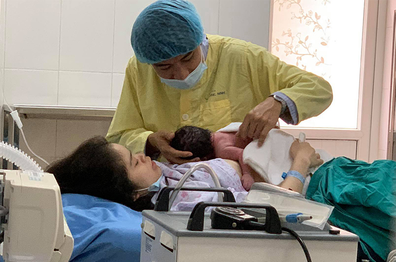 Thêm một bé trai chào đời trong phòng cách ly phòng dịch Covid-19 tại Quảng Ninh - Ảnh 2