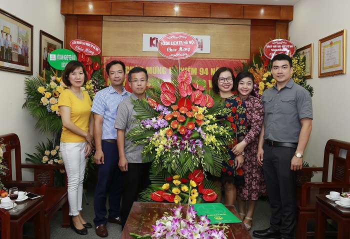 Kỷ niệm 94 năm Ngày Báo chí cách mạng Việt Nam: Những lẵng hoa tươi thắm gửi tới báo Kinh tế & Đô thị - Ảnh 5
