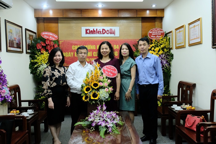 Kỷ niệm 94 năm Ngày Báo chí cách mạng Việt Nam: Những lẵng hoa tươi thắm gửi tới báo Kinh tế & Đô thị - Ảnh 7