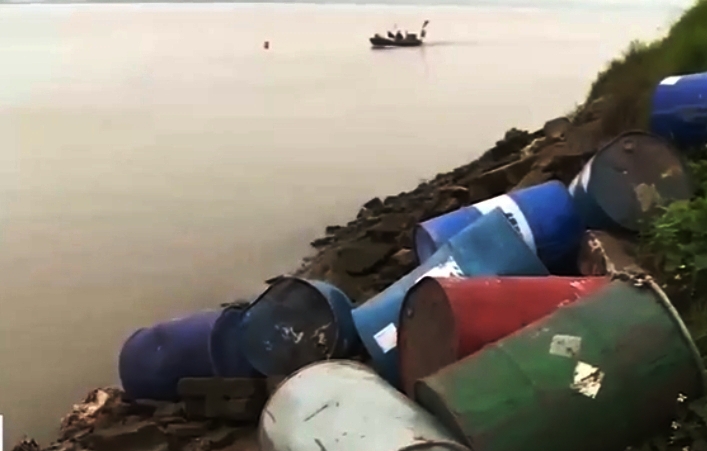 Thông tin mới nhất vụ đổ trộm nhiều thùng phuy nghi chứa hóa chất ra sông Hồng - Ảnh 1