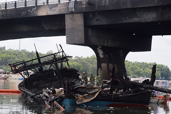 Quảng Ngãi: Khẩn trương khắc phục các sự cố do cháy tàu ở cầu Trà Bồng - Ảnh 1