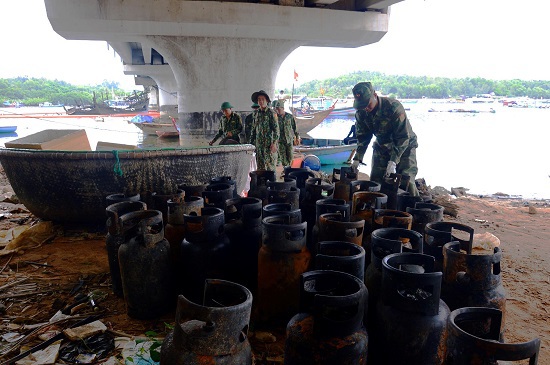 Quảng Ngãi: Khẩn trương khắc phục các sự cố do cháy tàu ở cầu Trà Bồng - Ảnh 2