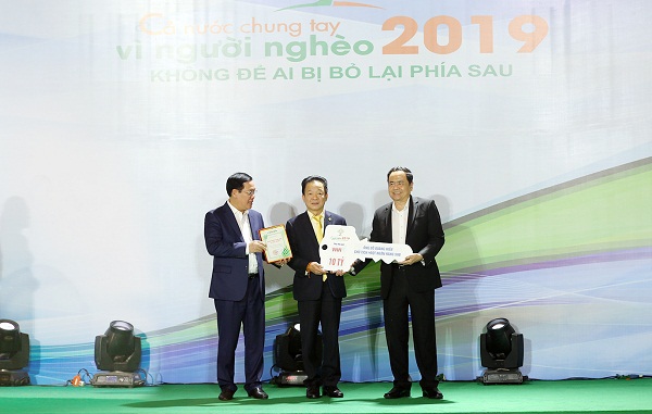 Chủ tịch Đỗ Quang Hiển và SHB ủng hộ Quỹ Vì người nghèo 12 tỷ đồng - Ảnh 1