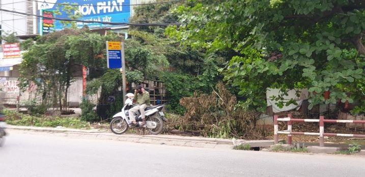 [Ảnh] Chống dịch Covid-19: Hà Nội ngày đầu tiên vắng bóng xe buýt - Ảnh 9