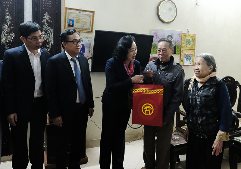 Lãnh đạo Thành phố thăm, tặng quà các gia đình chính sách quận Nam Từ Liêm - Ảnh 1