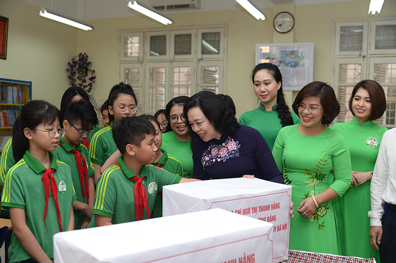 Phó Bí thư Thường trực Thành ủy Ngô Thị Thanh Hằng dự khai giảng tại trường THCS Nguyễn Tri Phương - Ảnh 2