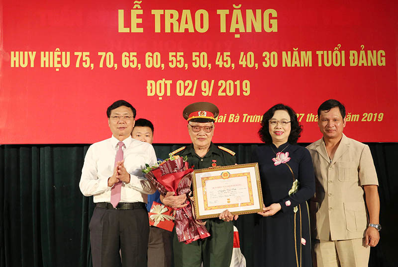 Lãnh đạo thành phố trao Huy Hiệu Đảng cho đảng viên lão thành quận Hai Bà Trưng - Ảnh 2