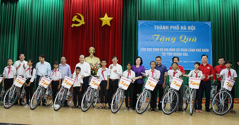 Đoàn công tác TP Hà Nội thăm, tặng quà tại tỉnh Khánh Hòa - Ảnh 2
