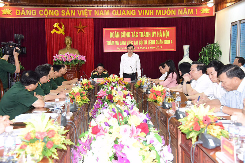 Đoàn công tác TP Hà Nội thăm, làm việc tại Bộ Tư lệnh Quân khu 4 - Ảnh 1