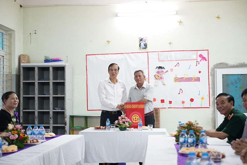 Lãnh đạo Thành ủy thăm hỏi, tri ân gia đình chính sách huyện Mê Linh - Ảnh 2
