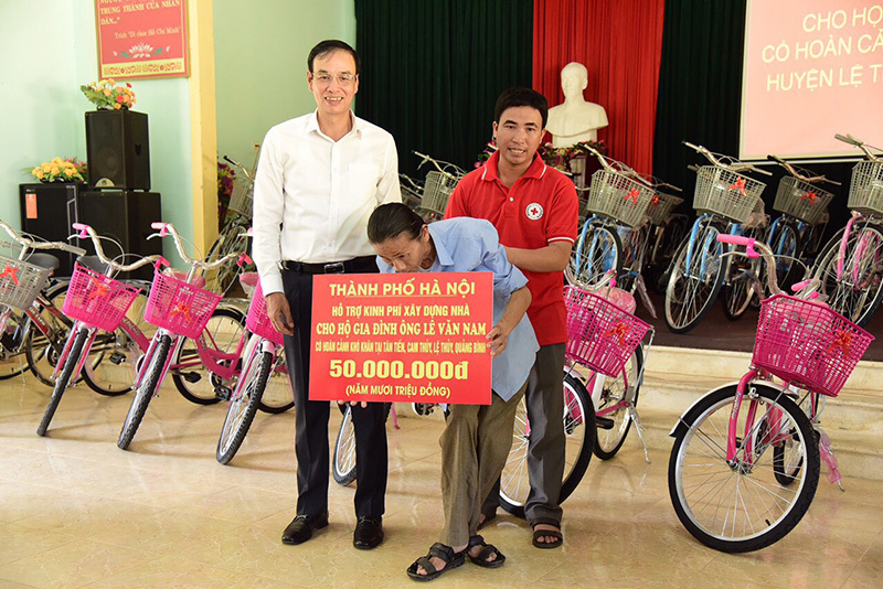 Đoàn công tác TP Hà Nội thăm, tặng quà tại tỉnh Quảng Bình - Ảnh 1