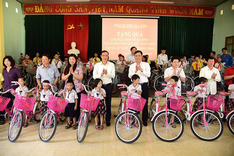 Đoàn công tác TP Hà Nội thăm, tặng quà tại tỉnh Quảng Bình - Ảnh 2