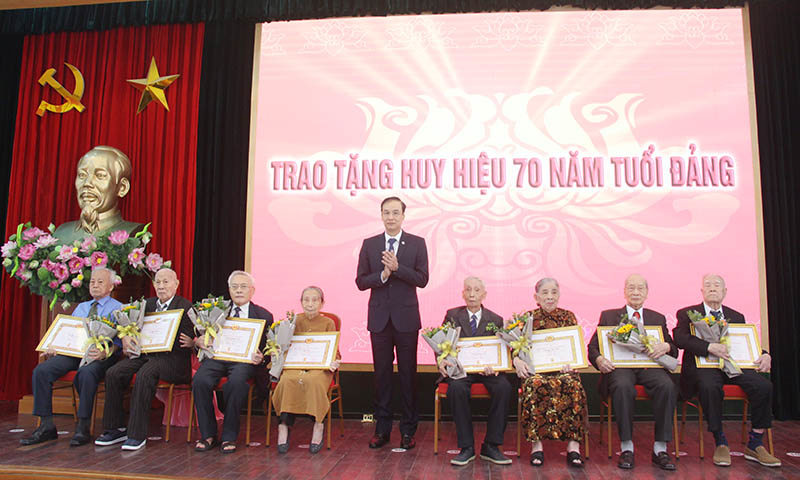 Lãnh đạo thành phố trao Huy Hiệu Đảng đợt 2/9 tại quận Hoàn Kiếm - Ảnh 1
