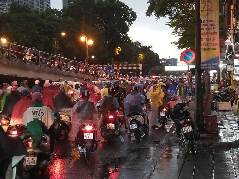 Hà Nội: Mưa lớn gây ngập, ùn tắc trên một số tuyến phố đúng giờ tan tầm - Ảnh 8
