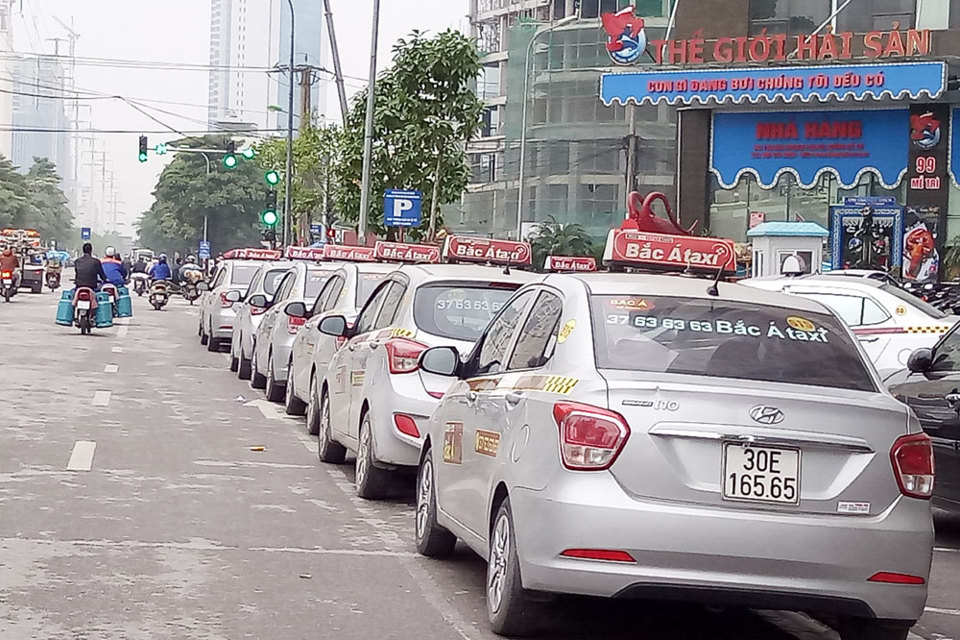 Taxi đỗ dưới lòng đường gây ùn tắc tại nút giao Mễ Trì - Đồng Me - Ảnh 1