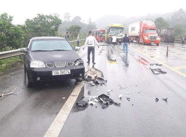 Tai nạn liên hoàn trên cao tốc Nội Bài - Lào Cai khiến 2 tài xế bị thương nặng - Ảnh 1