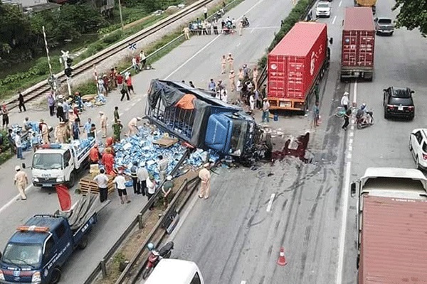 Lấn làn là nguyên nhân chủ yếu gây tai nạn giao thông đường bộ trong năm 2019 - Ảnh 1