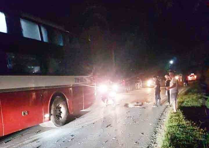 2 học sinh đi xe máy tử nạn trong đêm sau khi va chạm xe khách - Ảnh 1