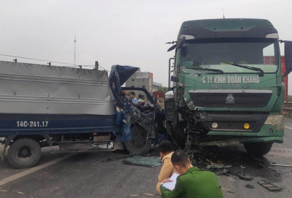 Nam Định: Ô tô tải đâm vào xe đầu kéo, 1 người tử vong - Ảnh 1