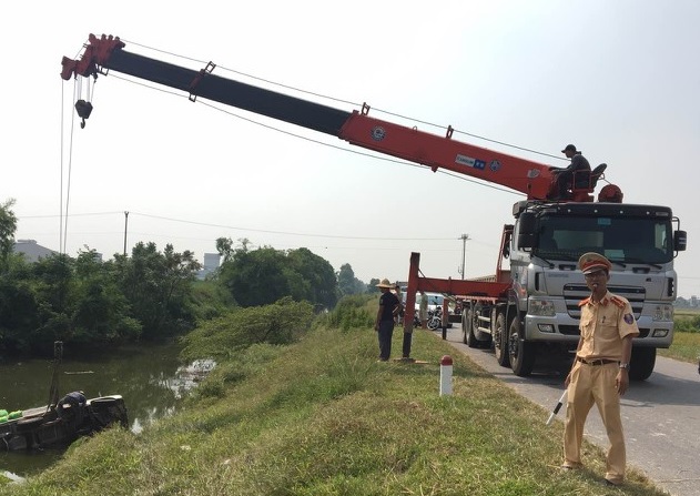 Xe tải mất lái tông hàng loạt phương tiện, 2 học sinh tử vong - Ảnh 1