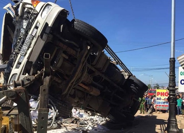 Xe tải gây tai nạn giao thông nghiêm trọng, ít nhất 5 người tử vong - Ảnh 1