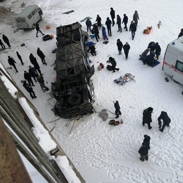 Xe buýt ở Nga lao xuống sông, 15 người thiệt mạng - Ảnh 1
