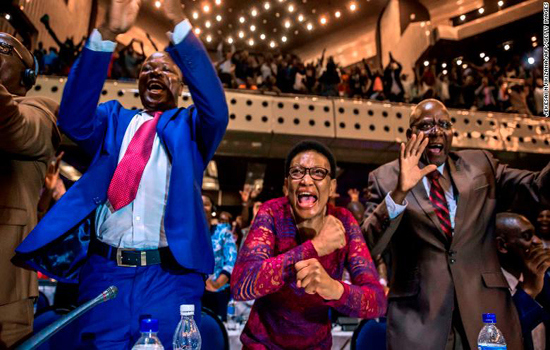 Hình ảnh người dân Zimbabwe vui mừng sau khi Tổng thống Mugabe từ chức - Ảnh 1