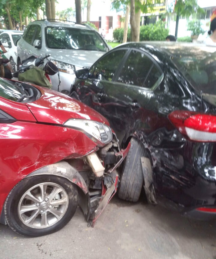 Tai nạn liên hoàn 3 xe ô tô bị hỏng nặng tại Hà Đông - Ảnh 2