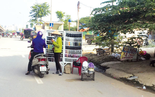 [Điểm nóng giao thông] Tái diễn tình trạng “họp chợ” trên đường Nguyễn Xiển - Ảnh 1