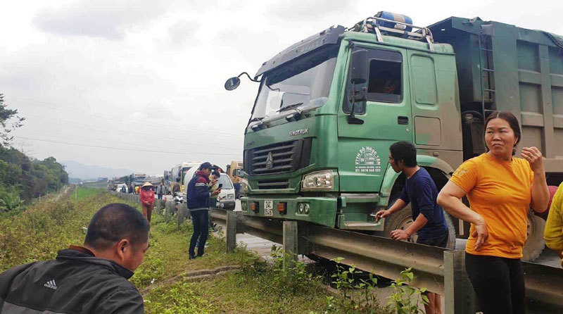 Container đâm xe tải, cao tốc Nội Bài – Lào Cai tê liệt nhiều giờ - Ảnh 2