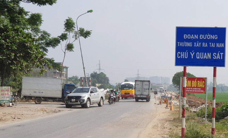 Tại huyện Thanh Oai: Thi công nâng cấp Quốc lộ 21B gây mất an toàn giao thông - Ảnh 1
