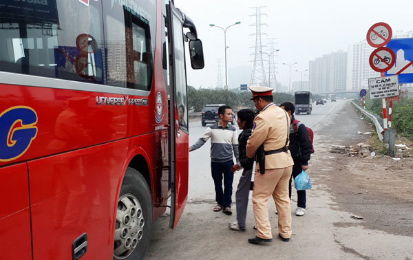 Hà Nội: CSGT giúp người tàn tật trở về quê - Ảnh 2