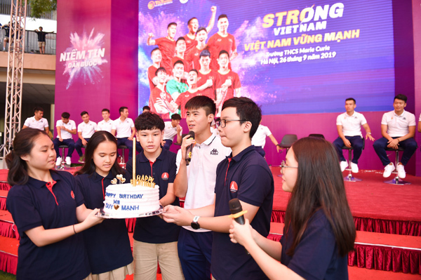 Strong Vietnam: Cầu thủ Duy Mạnh được fan tổ chức sinh nhật tại trường Marie Curie - Ảnh 2