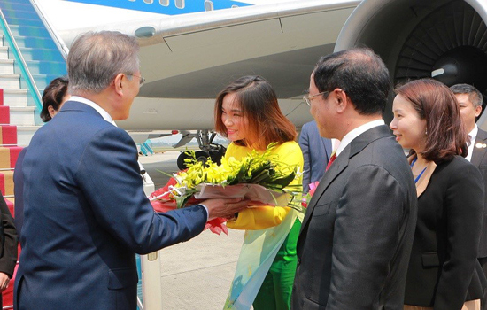Chùm ảnh Tổng thống Hàn Quốc Moon Jae-in bắt đầu chuyến thăm Việt Nam - Ảnh 5