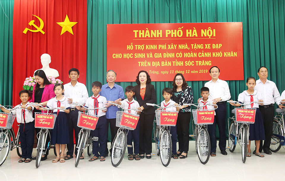 Đoàn công tác TP Hà Nội tặng quà gia đình chính sách tỉnh Sóc Trăng - Ảnh 2