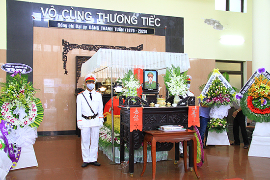 Hình ảnh xúc động tại lễ tang hai chiến sĩ Công an Đà Nẵng hy sinh - Ảnh 1