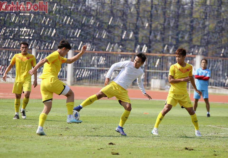 [Ảnh] U23 Việt Nam rèn quân trong nắng trước giờ di chuyển về Bangkok - Ảnh 10