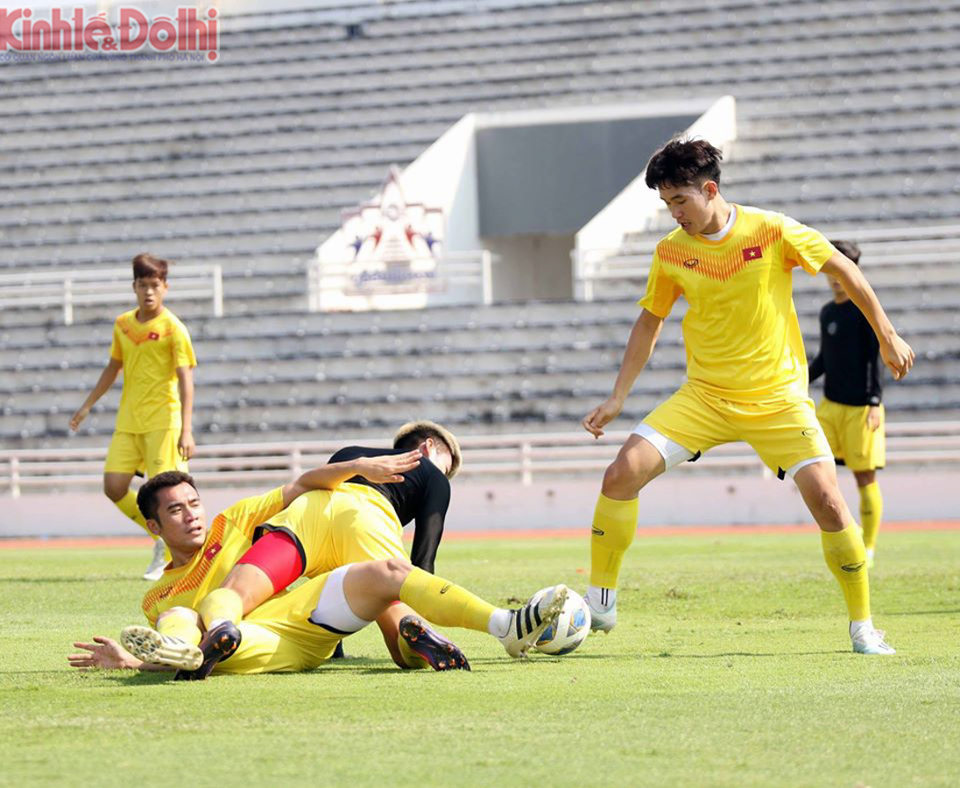 [Ảnh] U23 Việt Nam rèn quân trong nắng trước giờ di chuyển về Bangkok - Ảnh 8