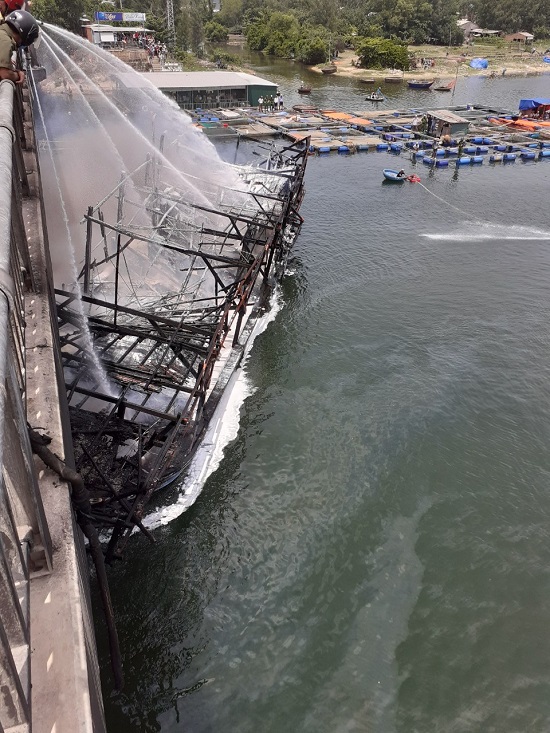 Quảng Ngãi: Cháy tàu cá, thiệt hại hàng tỷ đồng - Ảnh 1