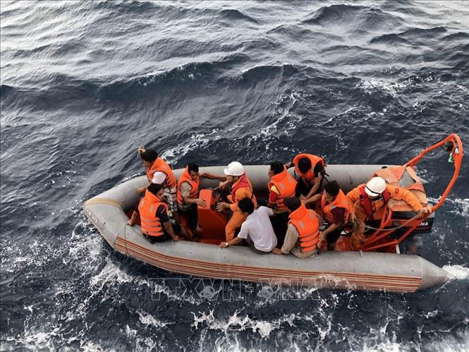 Nỗ lực tìm kiếm ngư dân mất tích trong vụ chìm tàu cá NA 95899 - Ảnh 1
