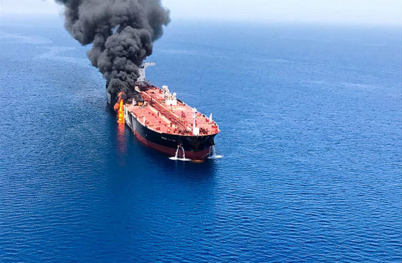 Vì sao mức bảo hiểm cho tàu chở dầu qua Eo biển Hormuz tăng gấp 10 lần? - Ảnh 1