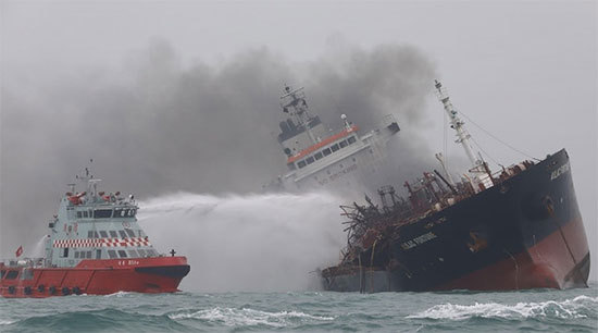 Đang giải cứu tàu chở dầu treo cờ Việt Nam cháy ngoài khơi Hong Kong - Ảnh 2